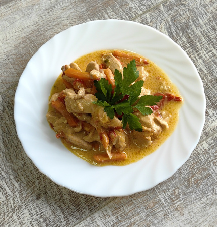 Паприкаш из куриной грудки с лапшой